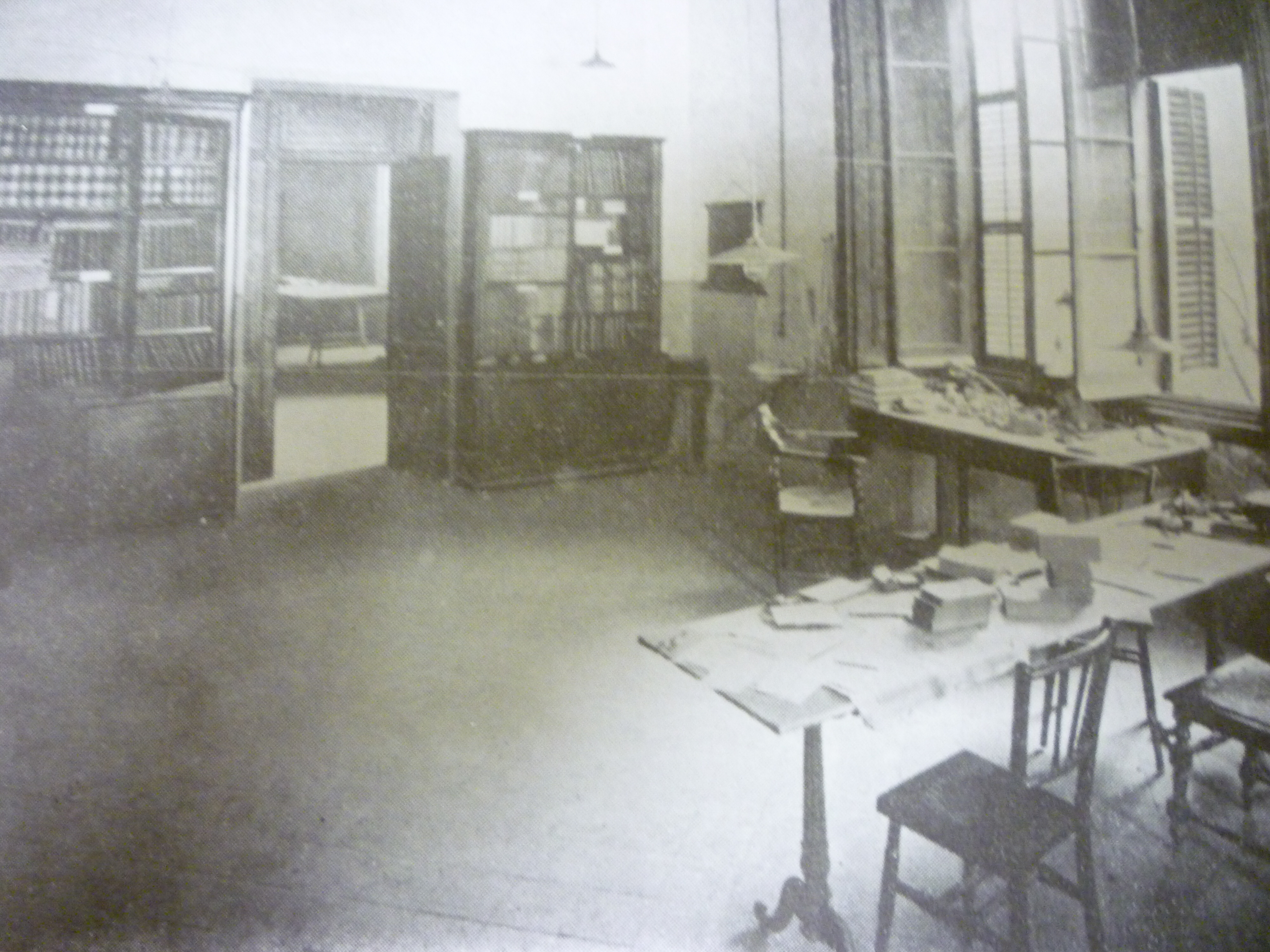  Despacho de Jaume Almera en el Museo Geológico del Seminario en 1912. Fuente: Archivo del Museo Geológico del Seminario Conciliar de Barcelona.